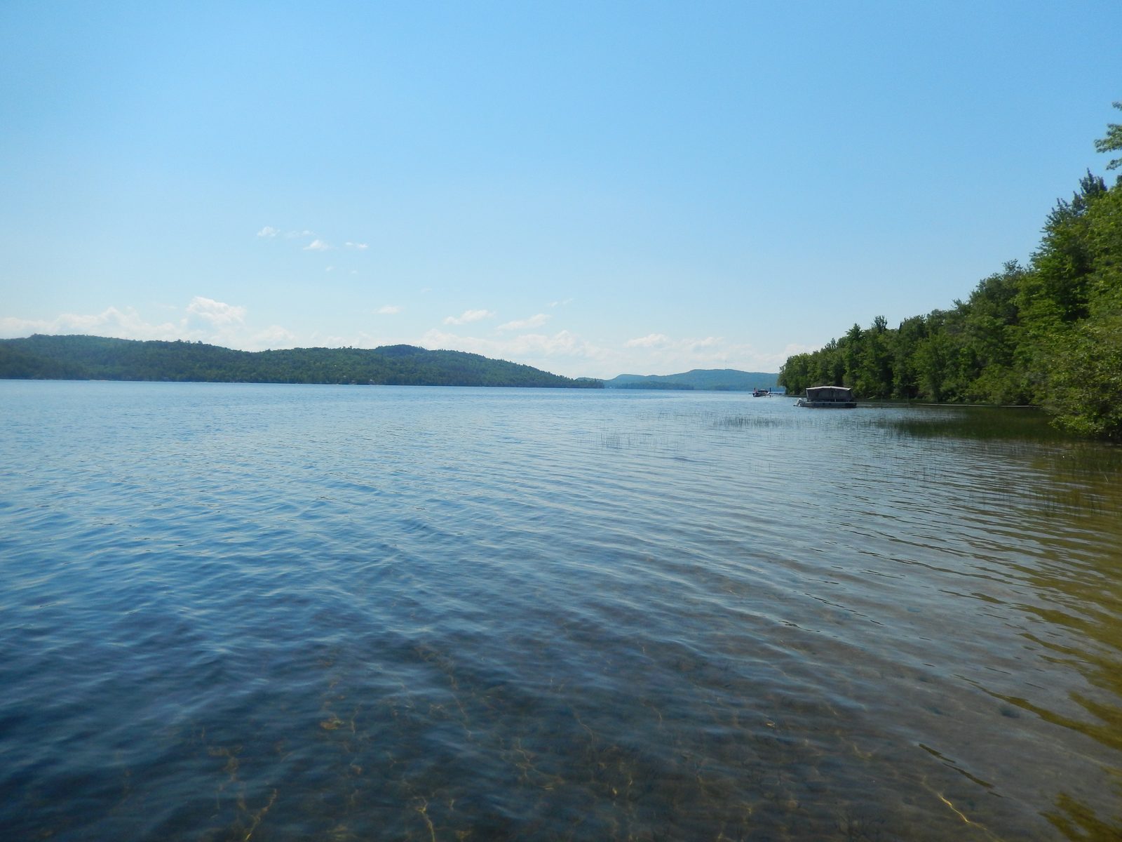 Lac Gagnon shoreline and clear water seen from the public wharf